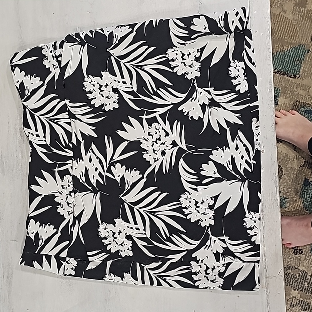 S.C. & Co. Womens Short Skort Black & White Floral Print